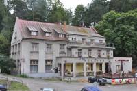 Pozor na hotel Helikar, číšníci tu v dešti neobsluhují. Pozor na hotel Helikar, číšníci tu v dešti neobsluhují.