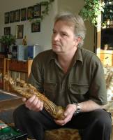 Martin se soškou, které vyráběla jeho matka a podomně prodávala. Martin se soškou, které vyráběla jeho matka a podomně prodávala.
