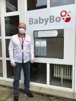 Michal arva, editel Nemocnice Prachatice ''slavnostn otevel babybox''. Byl ptomen sm s fotografem