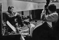 Jazzmani z Violy v 60. letech, kdy tam Ji Vojtek psobil. S trumpetou Richard Kubernt, u piana Rudolf Rokl a s basou Ludk Hulan. 