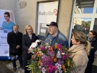 Kytici pro Bellu mi podává Jitka Juřicová, za Bellou v elegantním raglánu starosta František Padělek Kytici pro Bellu mi podává Jitka Juřicová, za Bellou v elegantním raglánu starosta František Padělek