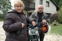 Autorka seriálu Šárka Váchová s manželem sochařem Milanem Váchou mě přijíždějí navštívit na motorce.