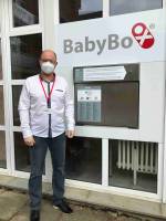 Michal Čarvaš, ředitel Nemocnice Prachatice ''slavnostně otevřel babybox''. Byl přítomen sám s fotografem